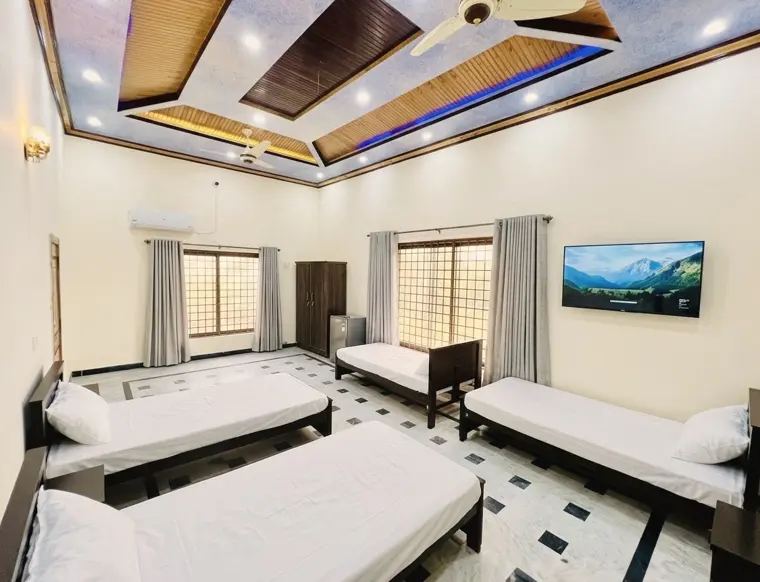 Large multi-bed room with TV